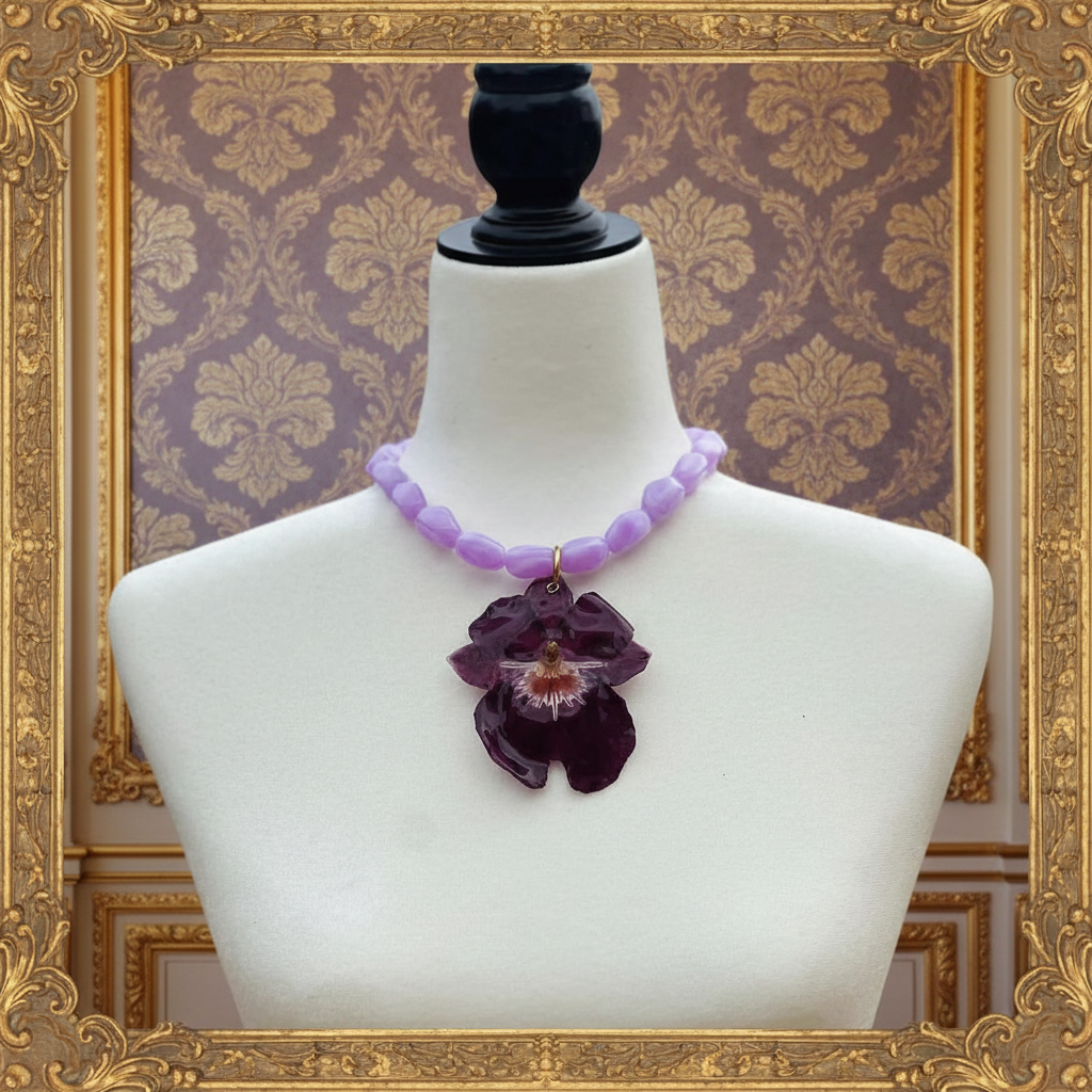 Collar morado con orquídea, fondo y marco estilo palacio