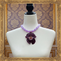Collar morado con orquídea, fondo y marco estilo palacio