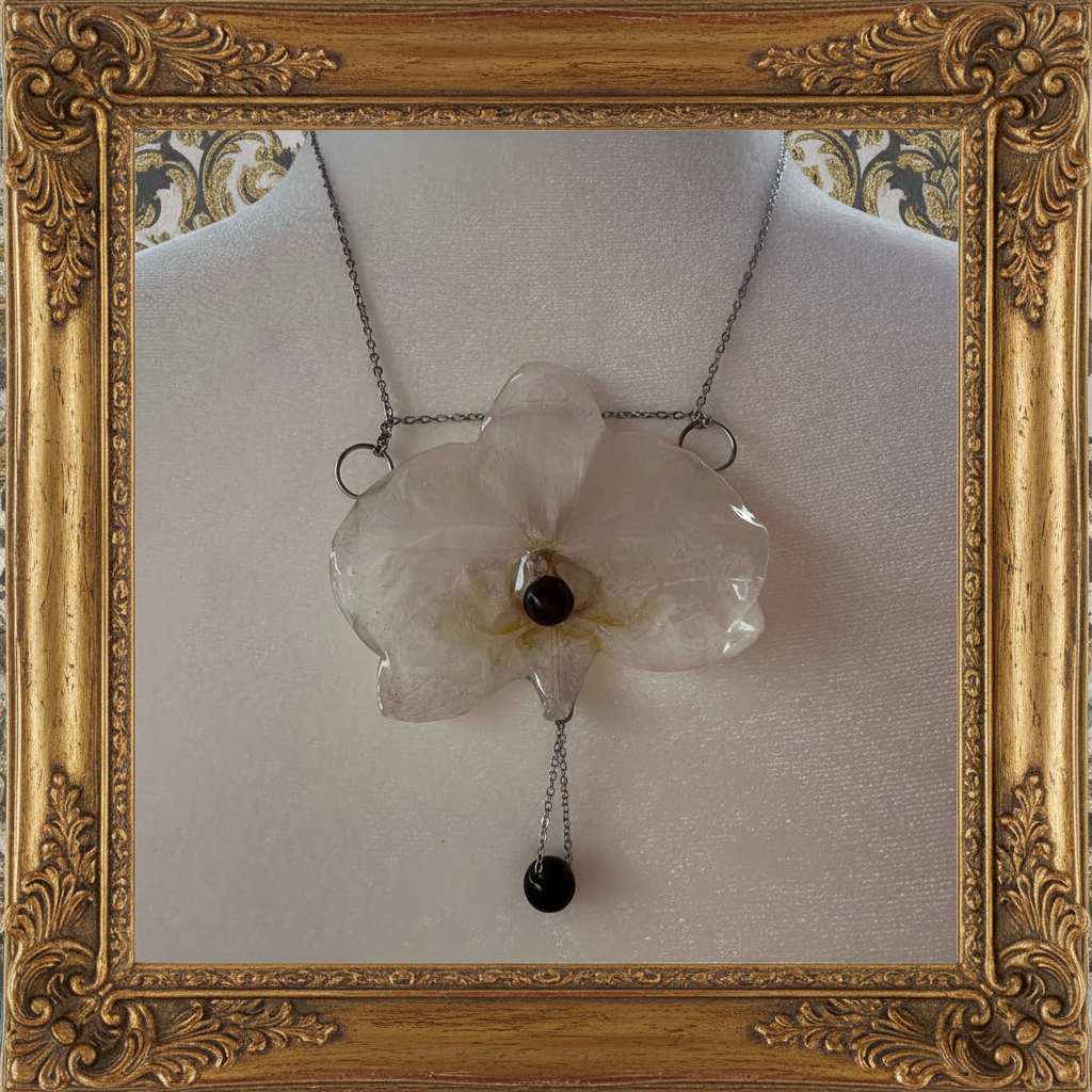 Collar orquídea blanca más cerca con fondo y marco estilo palacio
